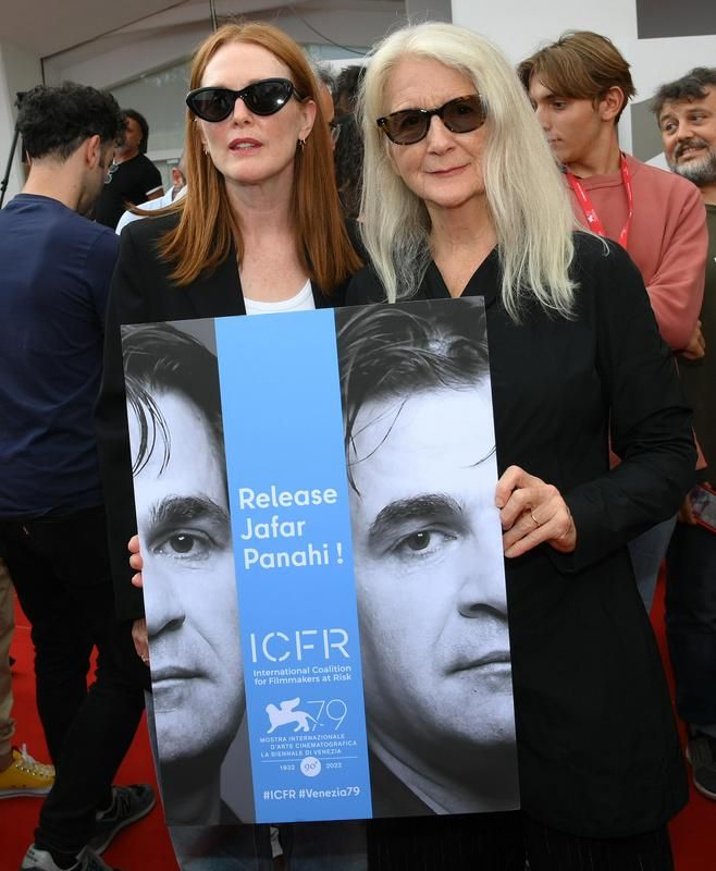 Julianne Moore and other celebrities Supported the arrested artists around the world at the protest